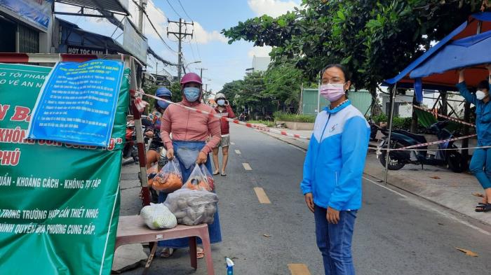 Trao quà cho người dân khó khăn ở cầu Rạch Chiếc và khu vực đường 138 P.Tân Phú, TP.Thủ Đức (22/08/2021)